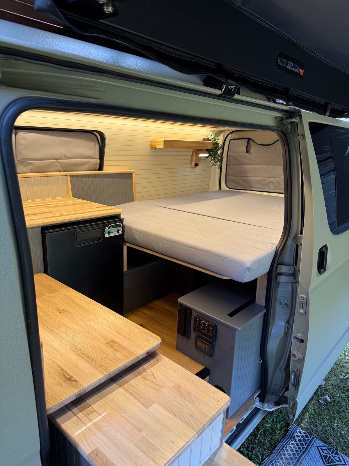 Khaki 4&times;4 Hiace &mdash; Bed over the storage bank